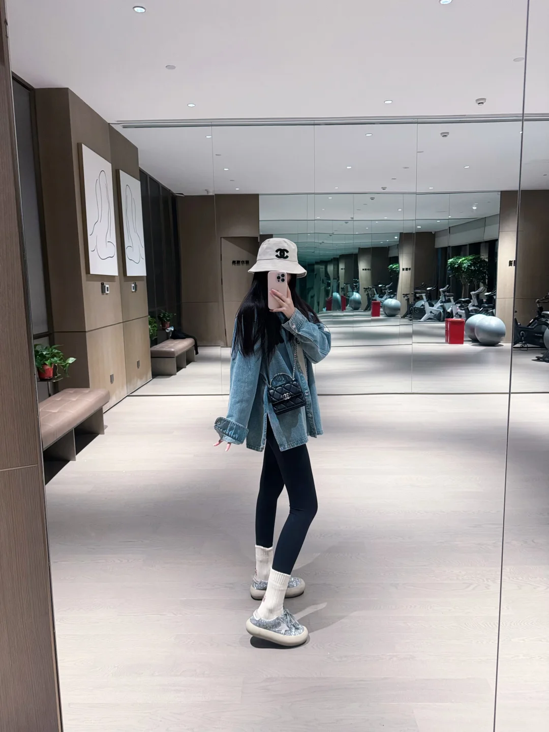 我爱牛仔衬衫外套➕瑜伽裤也太显瘦了吧！