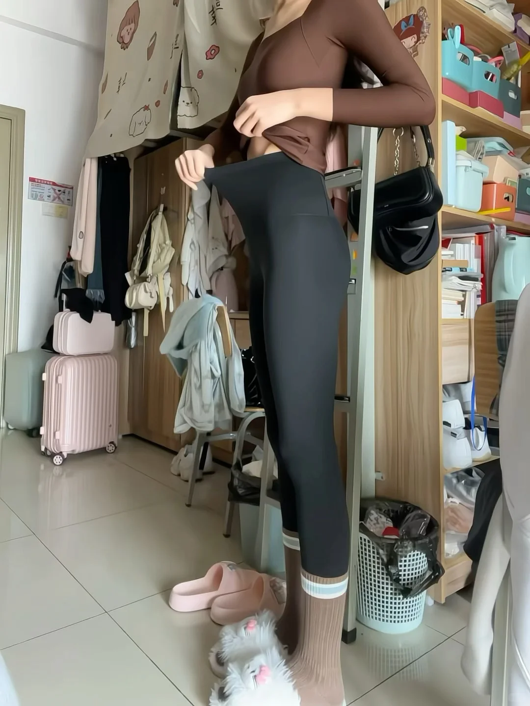 女大学生怎么穿鲨鱼裤才不尴尬？？