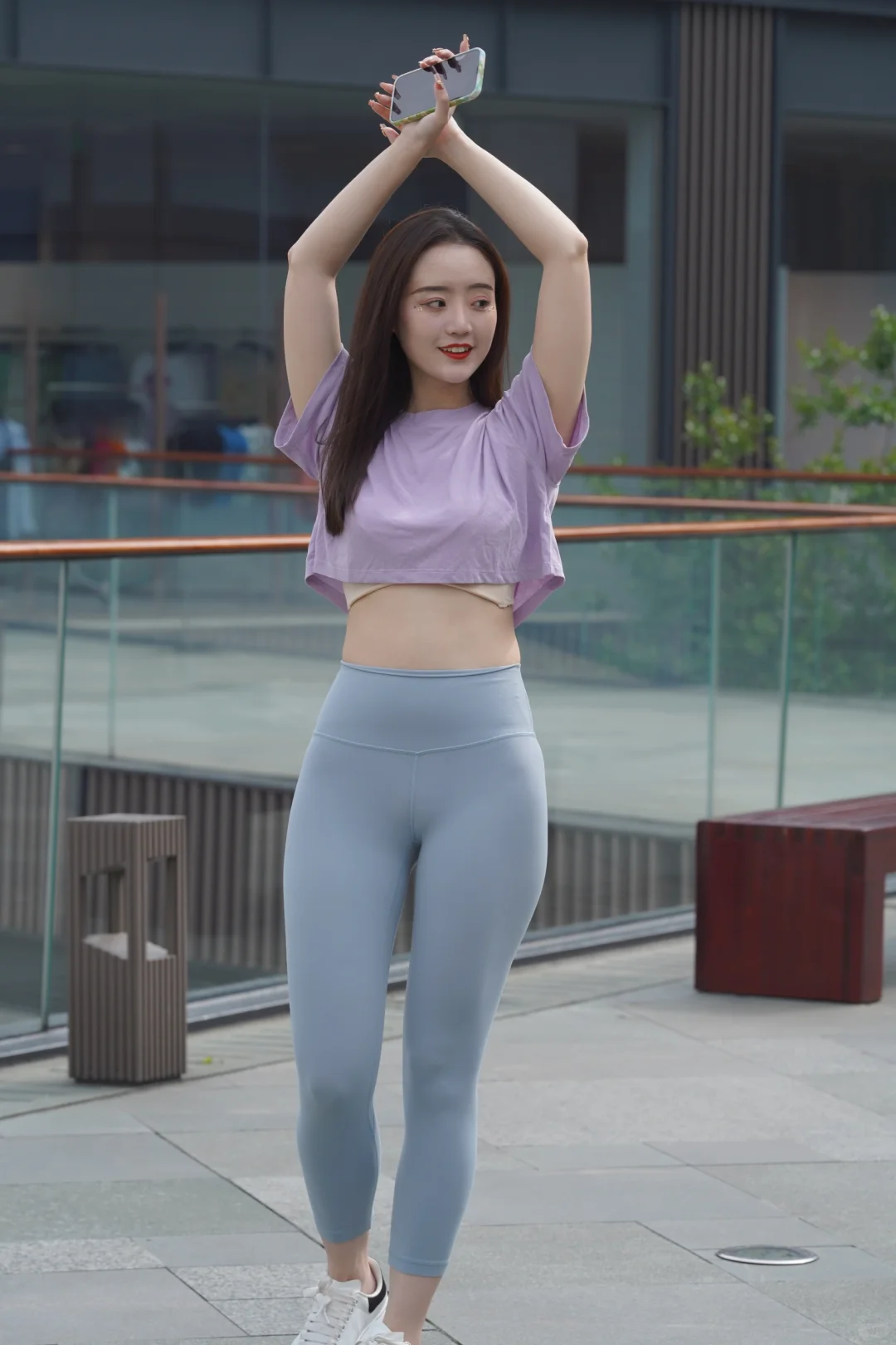 街拍：紫色瑜伽裤美女