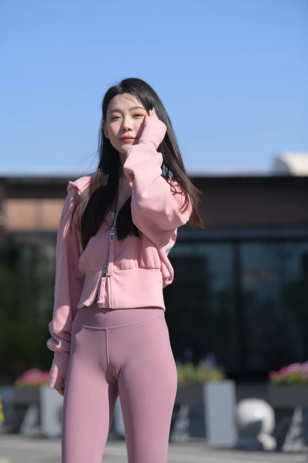 ?户外的温柔运动风 | 粉色短款外套配瑜