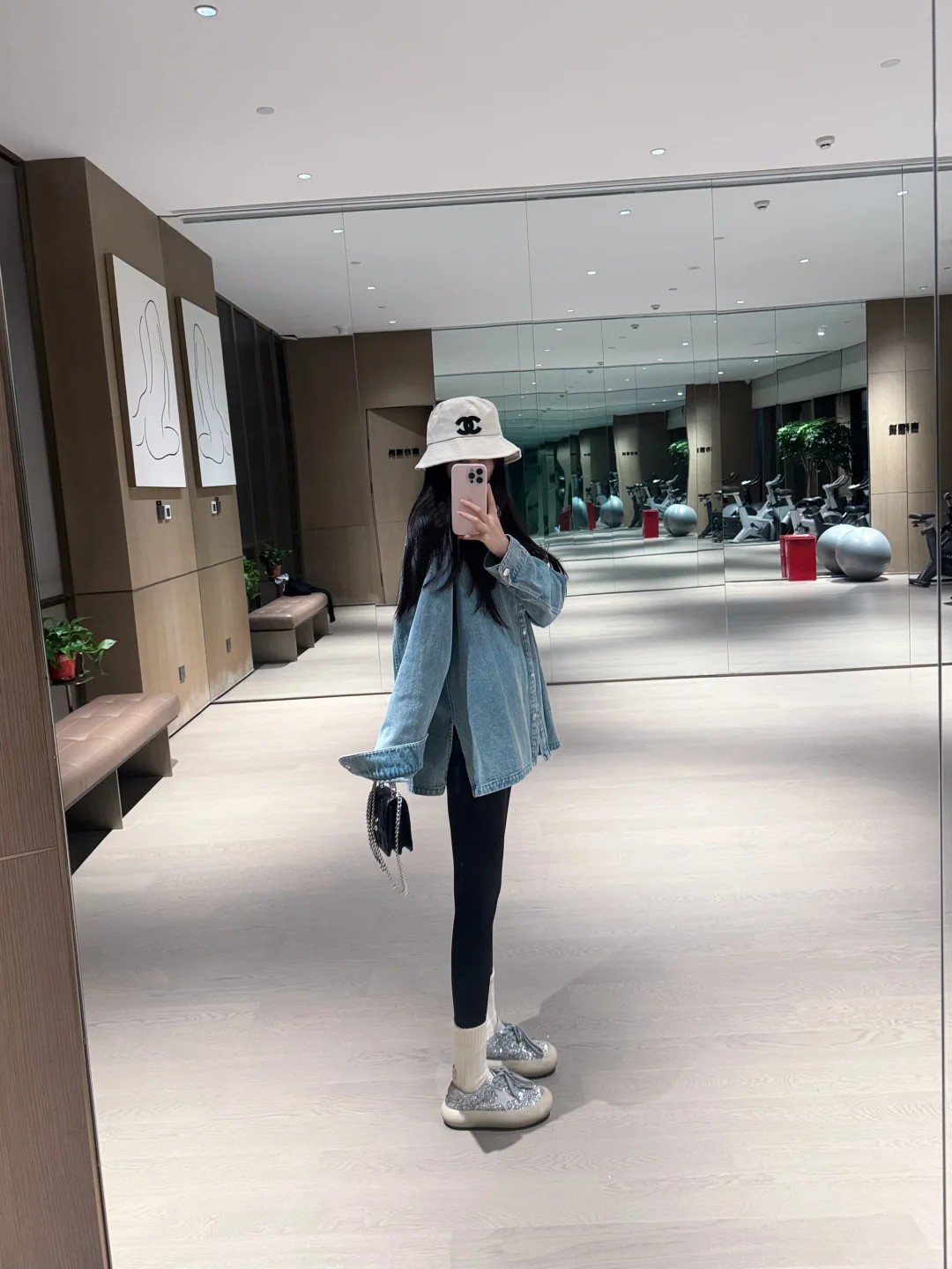 我爱牛仔衬衫外套➕瑜伽裤也太显瘦了吧！