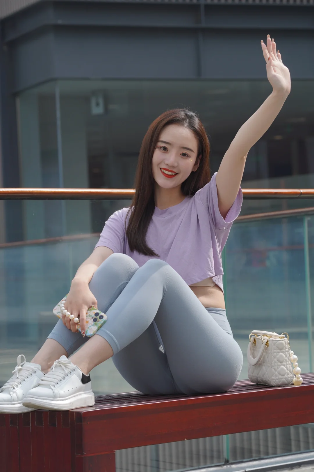 街拍：紫色瑜伽裤美女