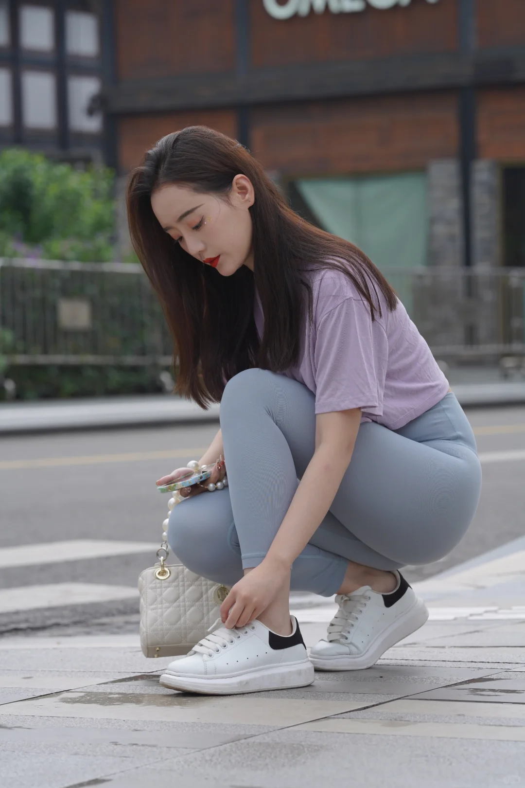 街拍：紫色瑜伽裤美女