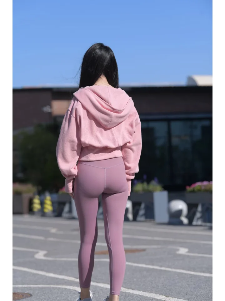 ?户外的温柔运动风 | 粉色短款外套配瑜