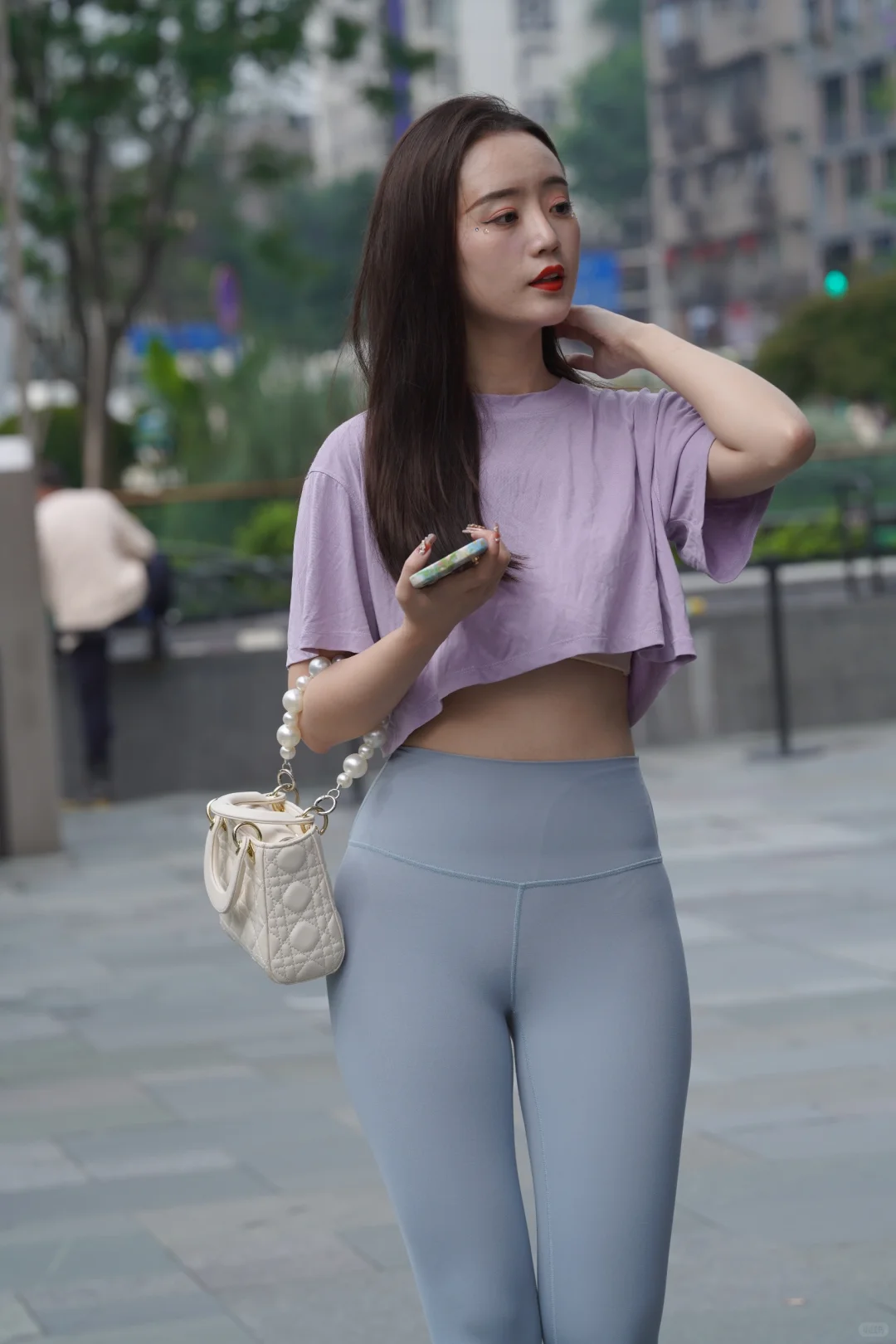 街拍：紫色瑜伽裤美女