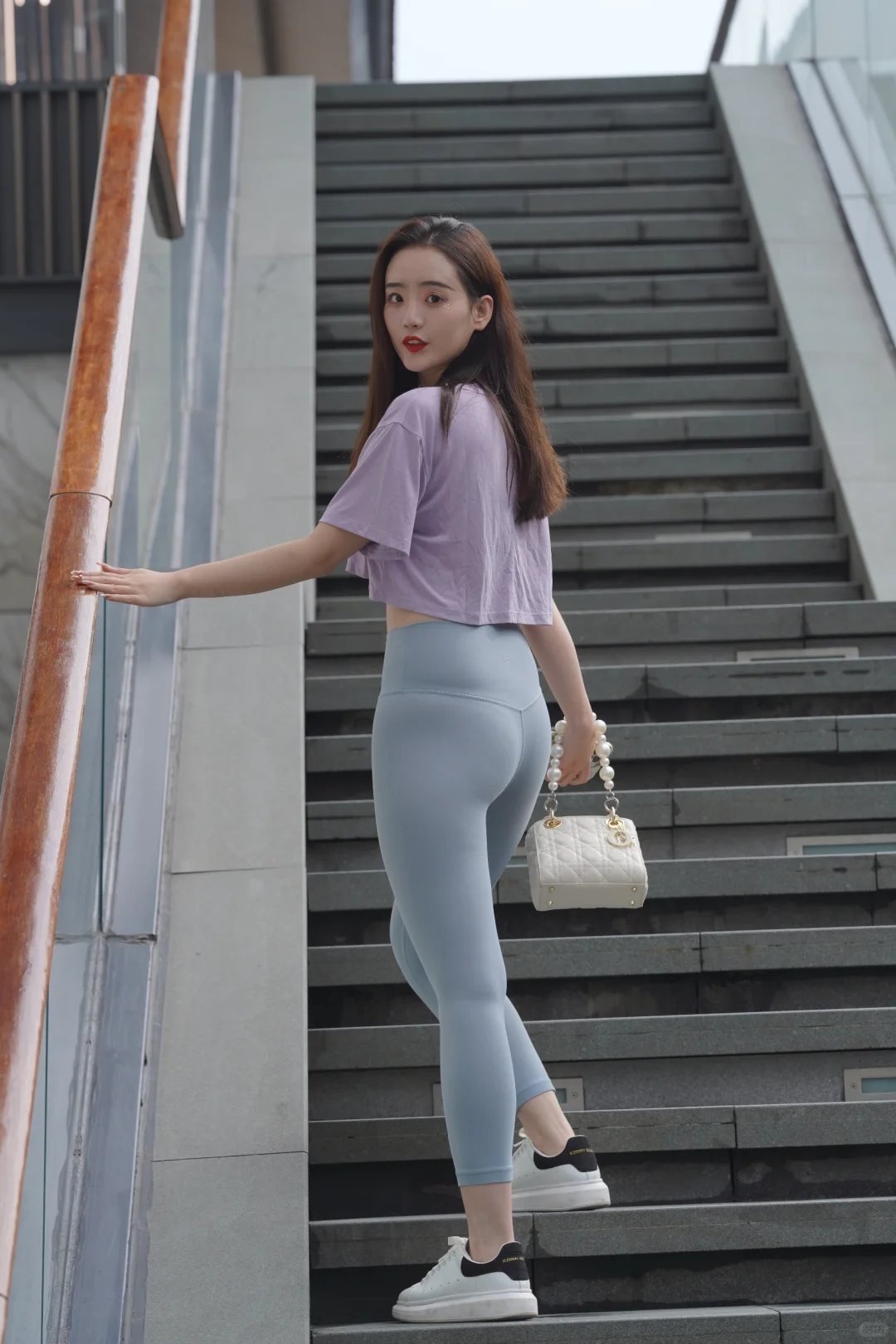 街拍：紫色瑜伽裤美女