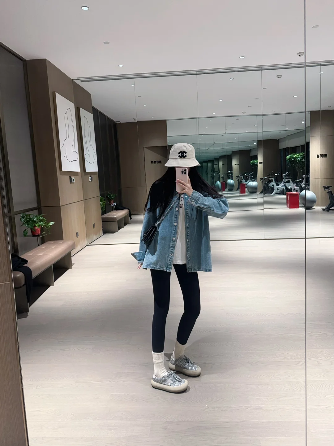 我爱牛仔衬衫外套➕瑜伽裤也太显瘦了吧！