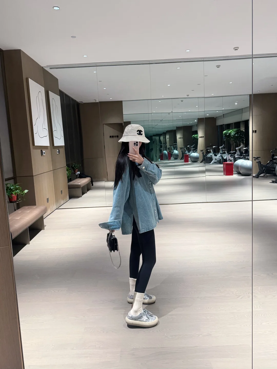 我爱牛仔衬衫外套➕瑜伽裤也太显瘦了吧！