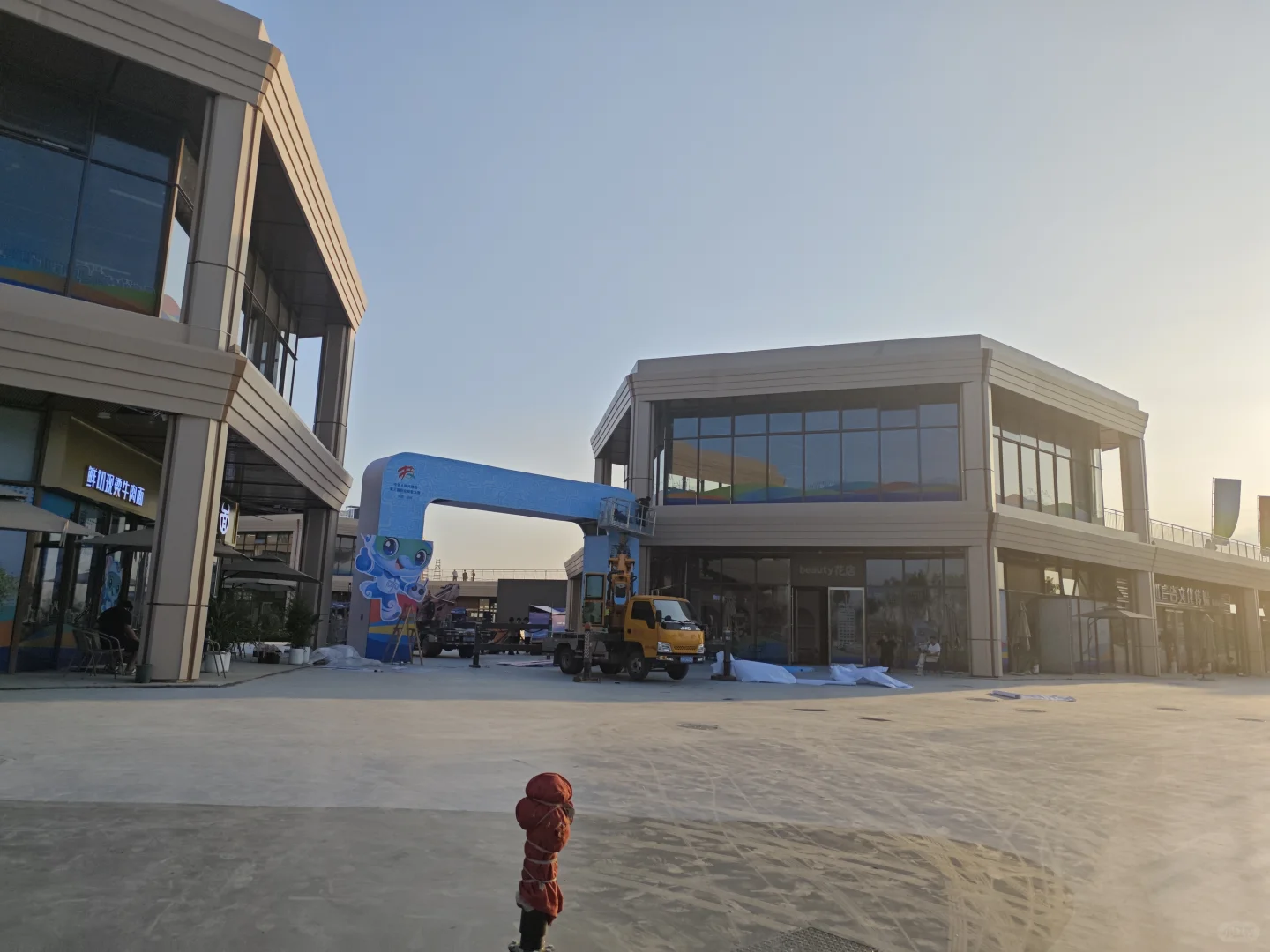 漫展前瞻港区的前后对比