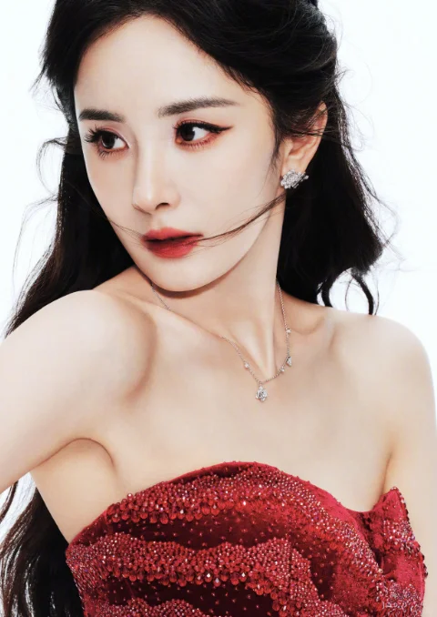 杨幂 | 红裙造型，气场与美貌齐飞?
