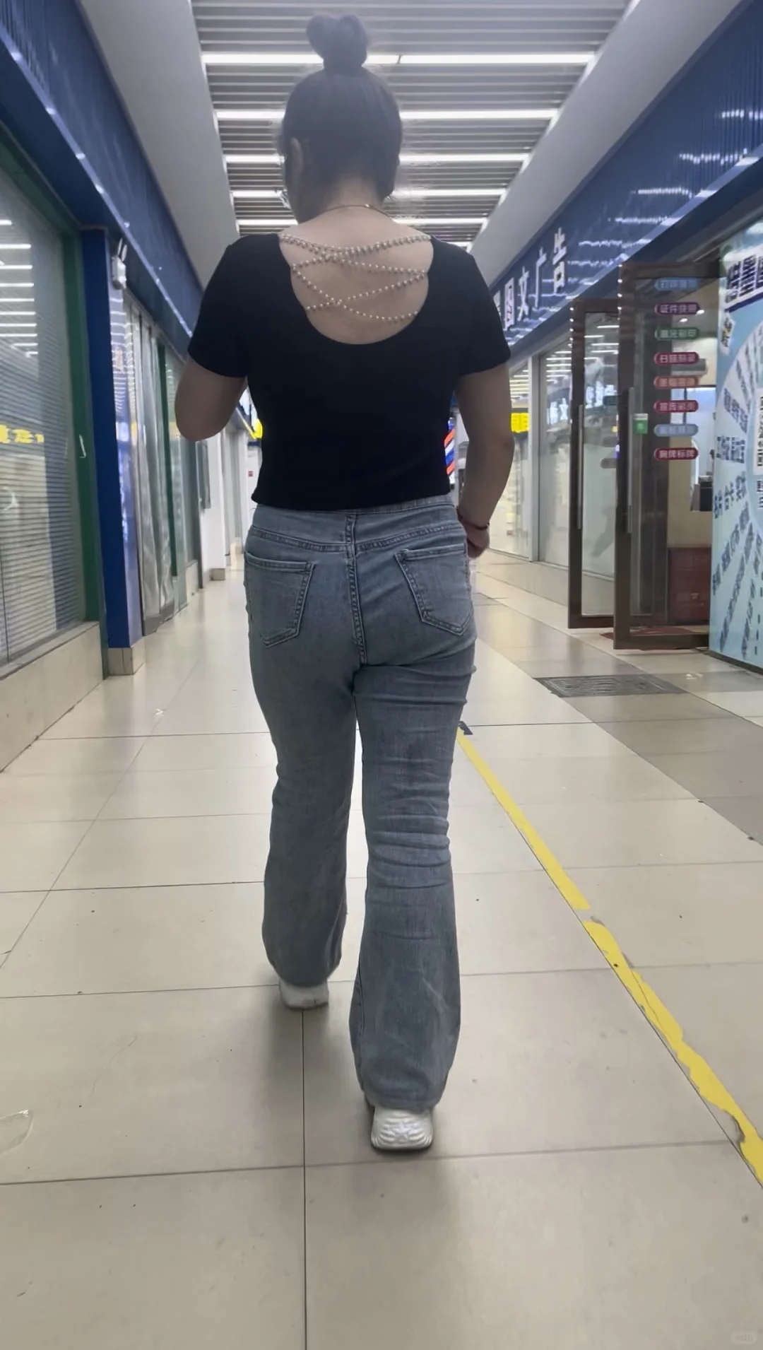 少妇夏天牛仔裤的魅力