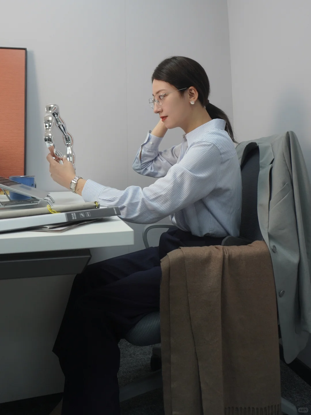 42岁｜通勤穿搭✨上班补妆被抓包了