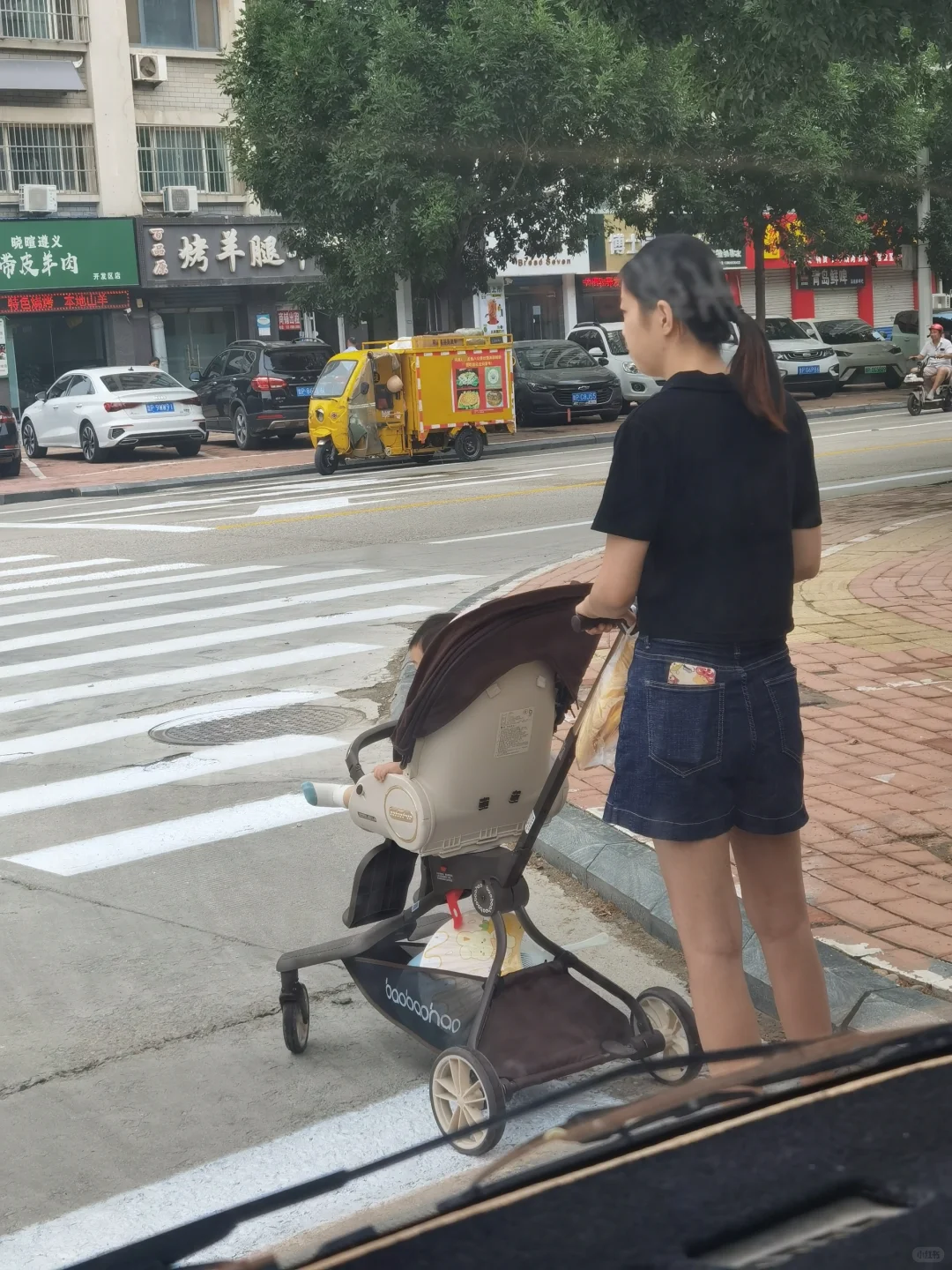 街拍路边少妇