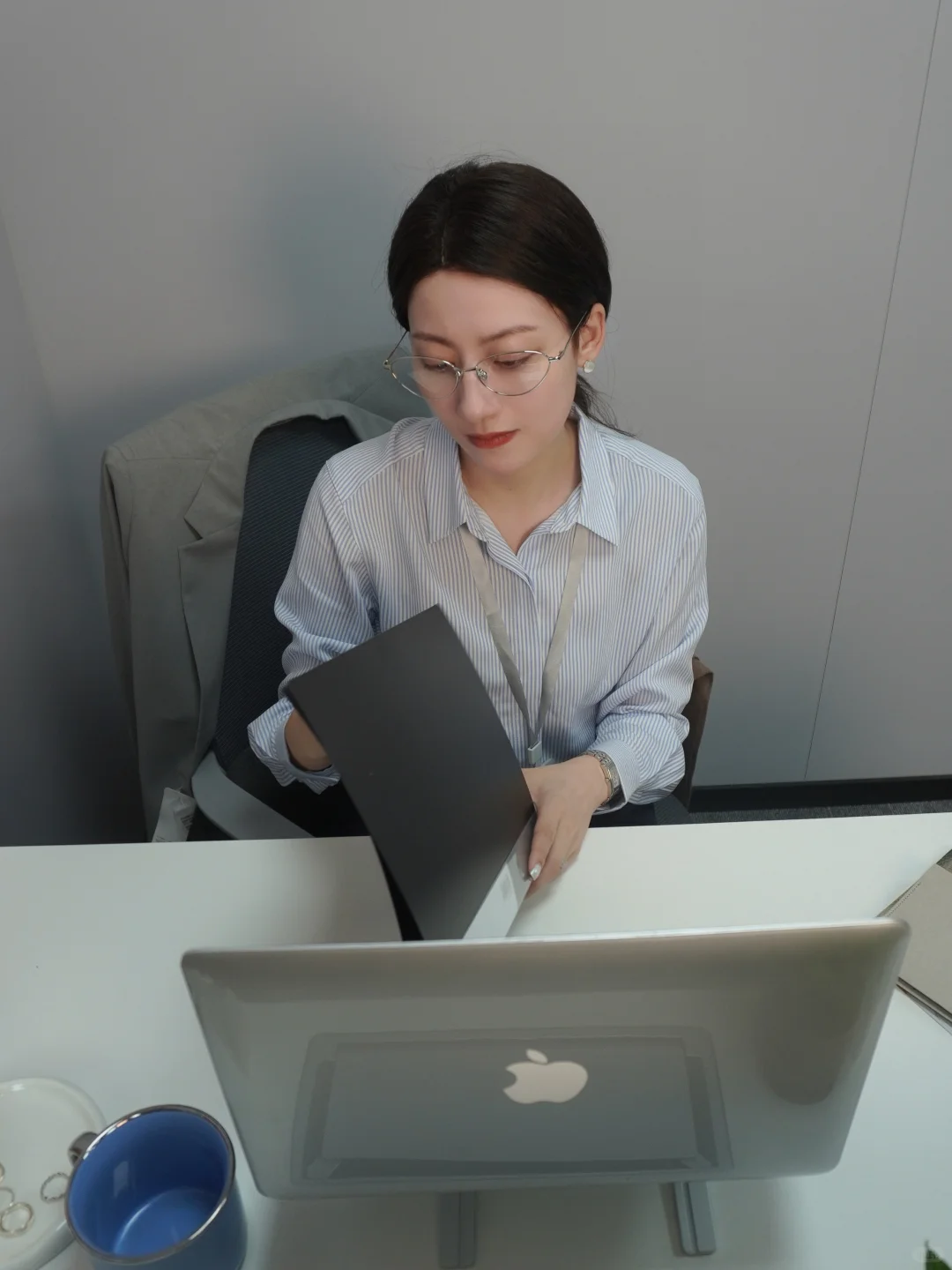 42岁｜通勤穿搭✨上班补妆被抓包了