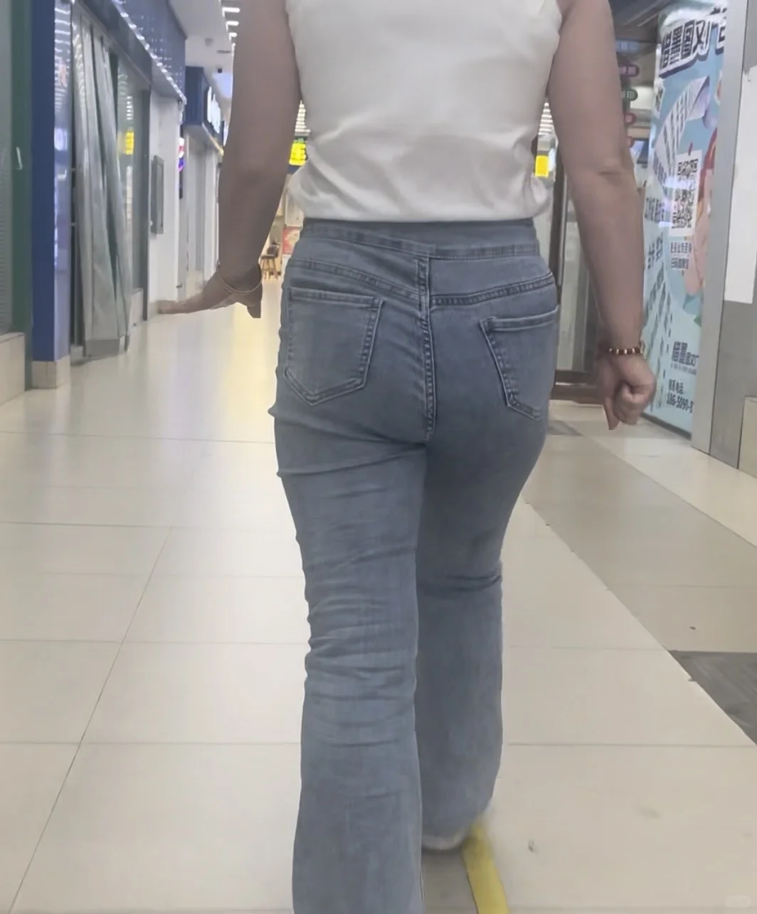 少妇夏天牛仔裤的魅力