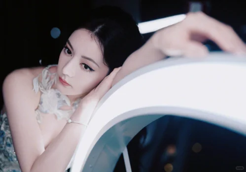 迪丽热巴 | 绝美侧颜，魅力杀我?