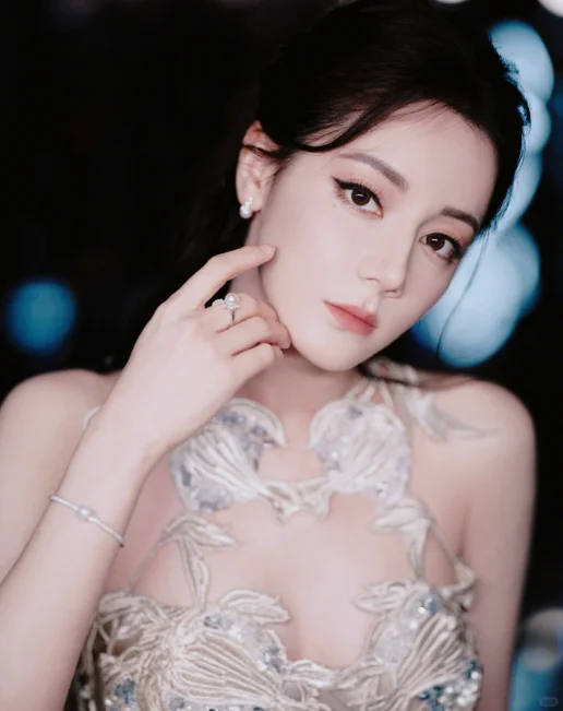 迪丽热巴 | 绝美侧颜，魅力杀我?