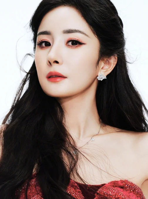 杨幂 | 红裙造型，气场与美貌齐飞?