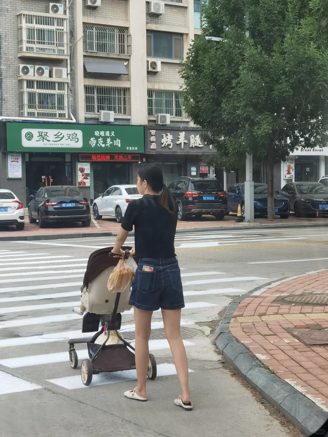 街拍路边少妇