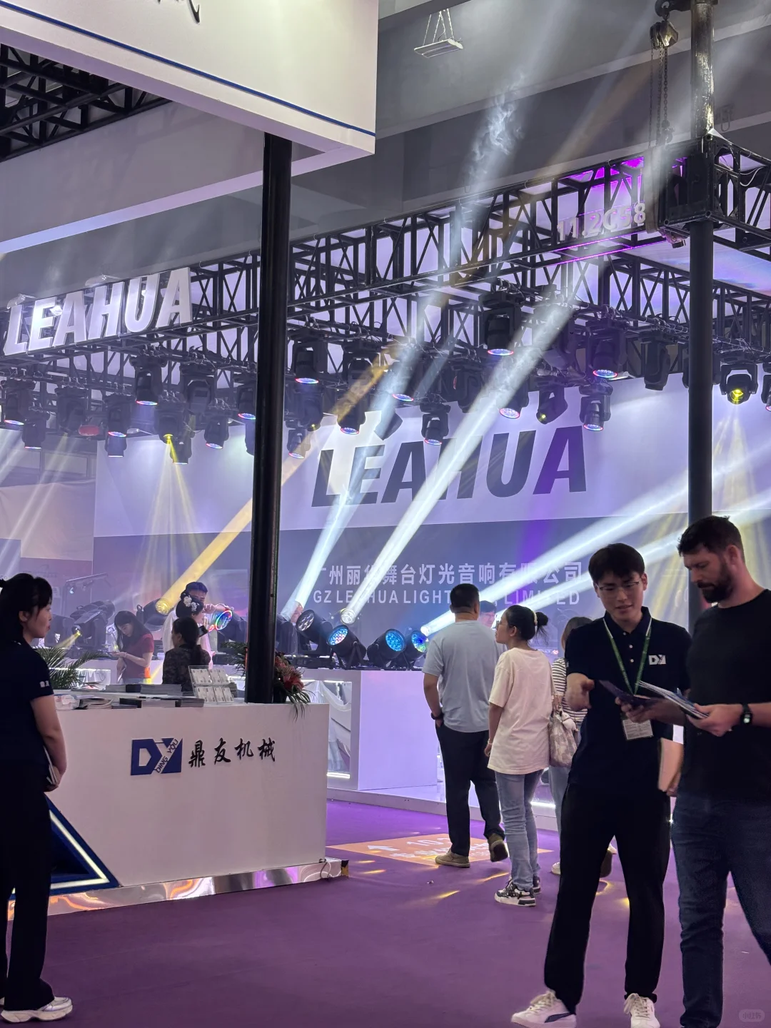 广州灯光音响展也太大烟了