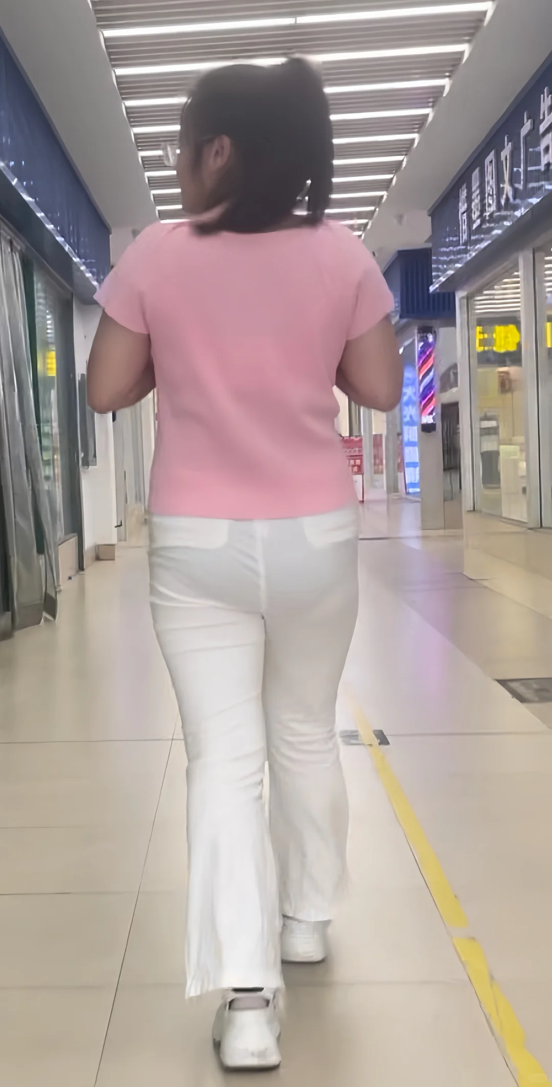 少妇夏天牛仔裤的魅力