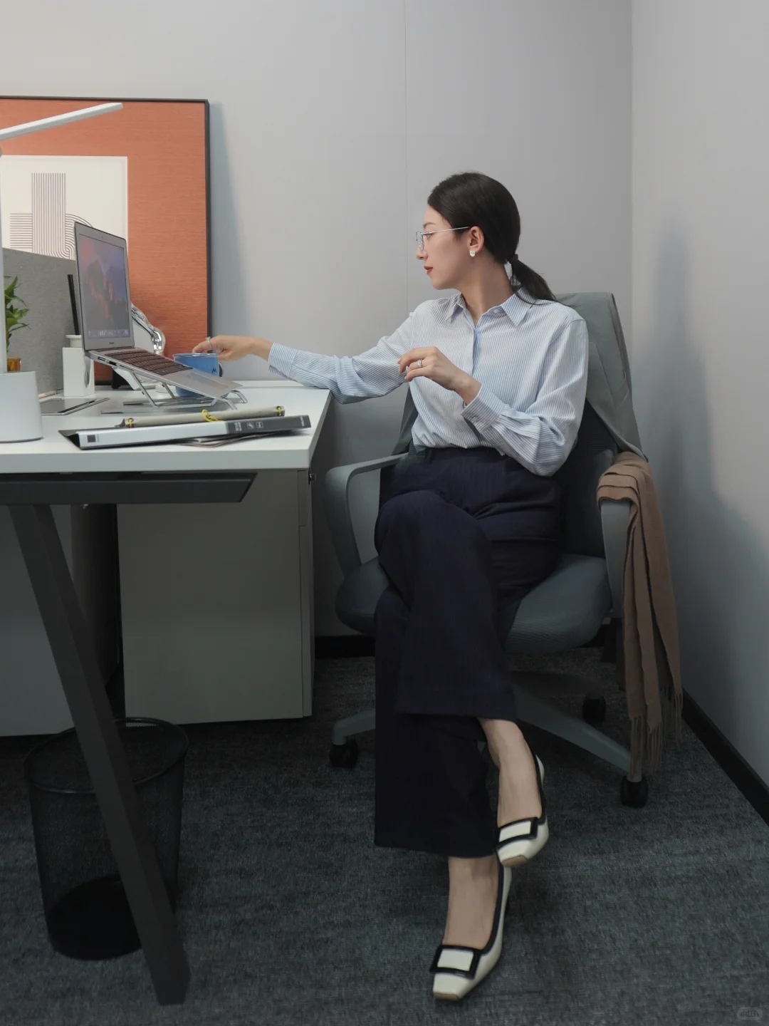 42岁｜通勤穿搭✨上班补妆被抓包了