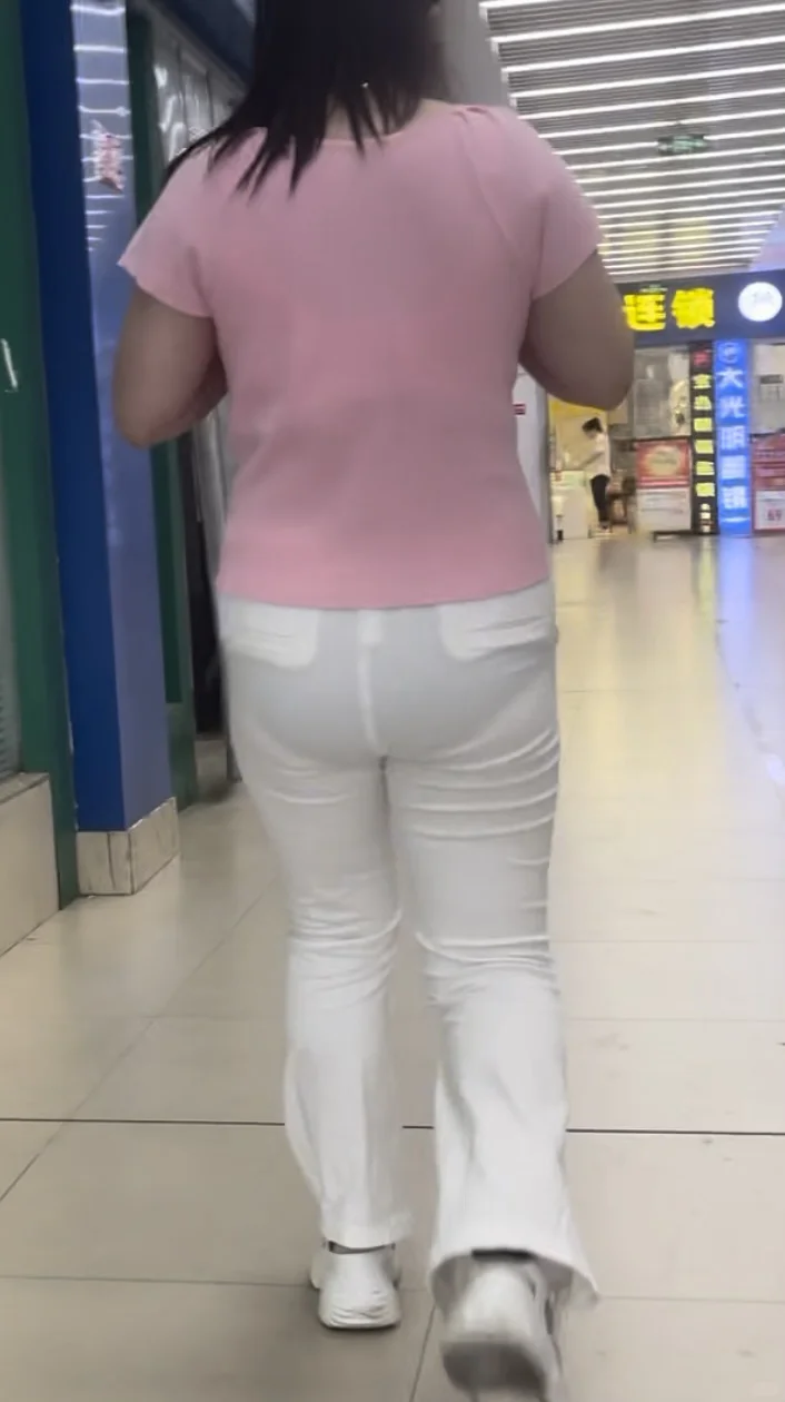 少妇夏天牛仔裤的魅力