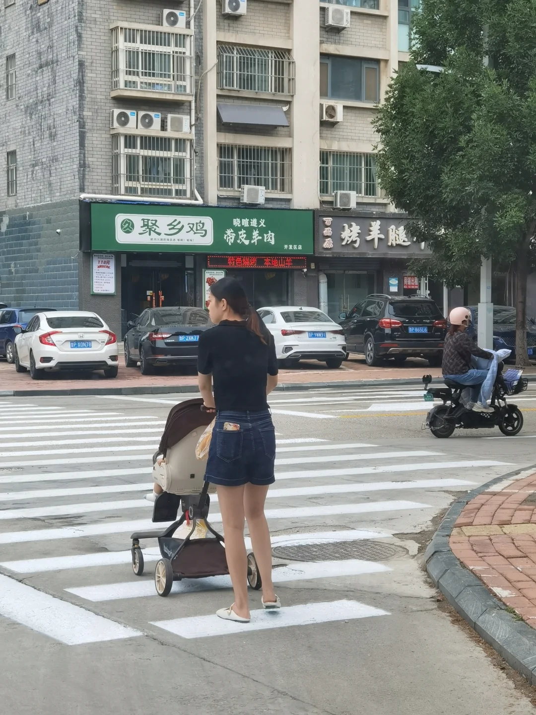 街拍路边少妇