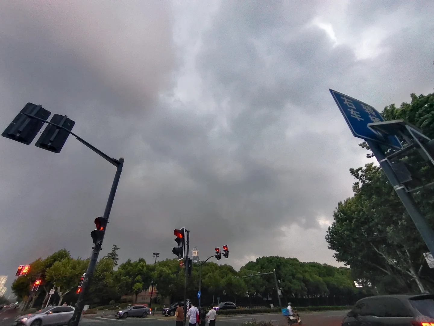 又在新国际义务+了 3h 班，还蹭了顿快餐