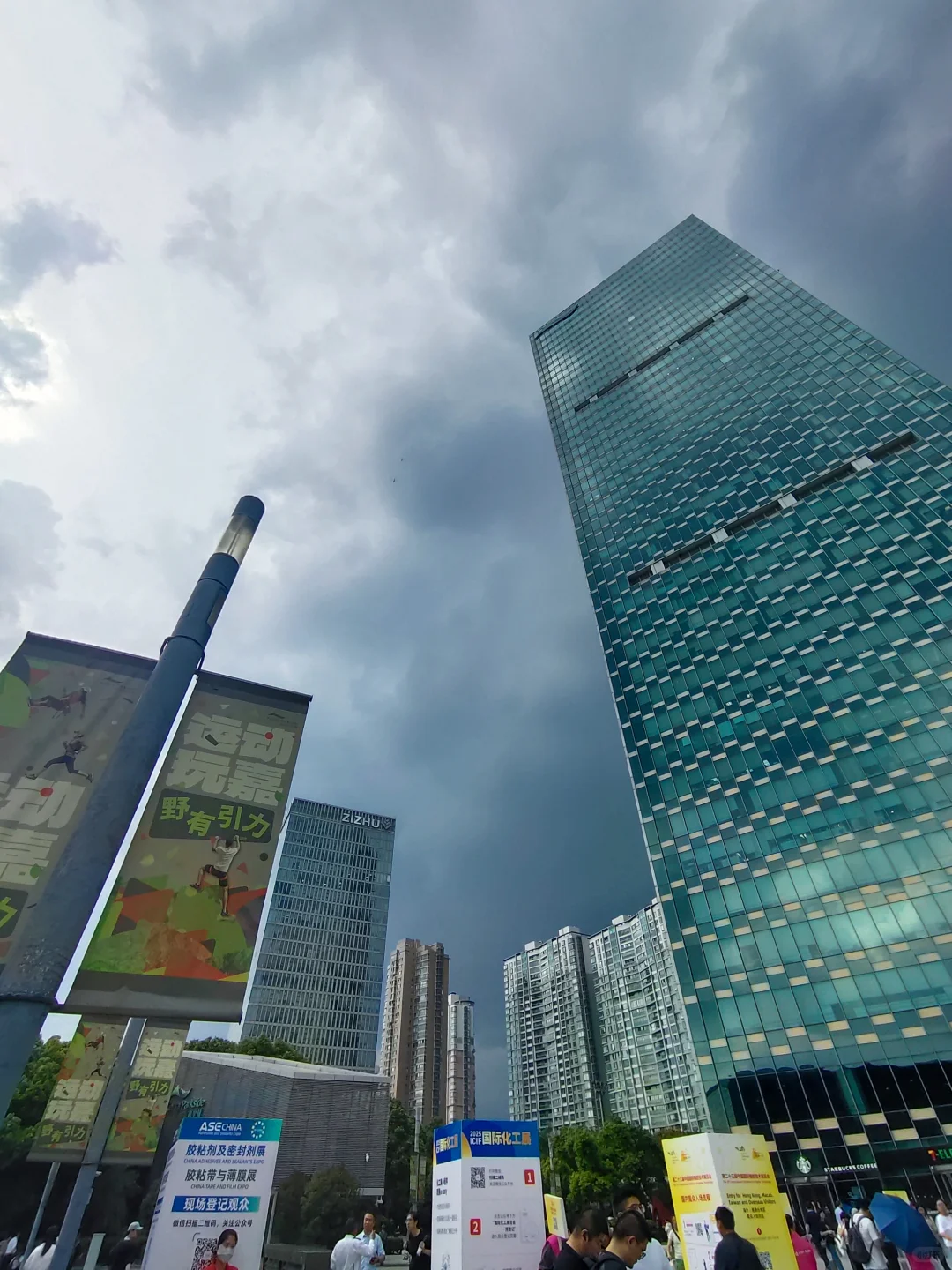 又在新国际义务+了 3h 班，还蹭了顿快餐