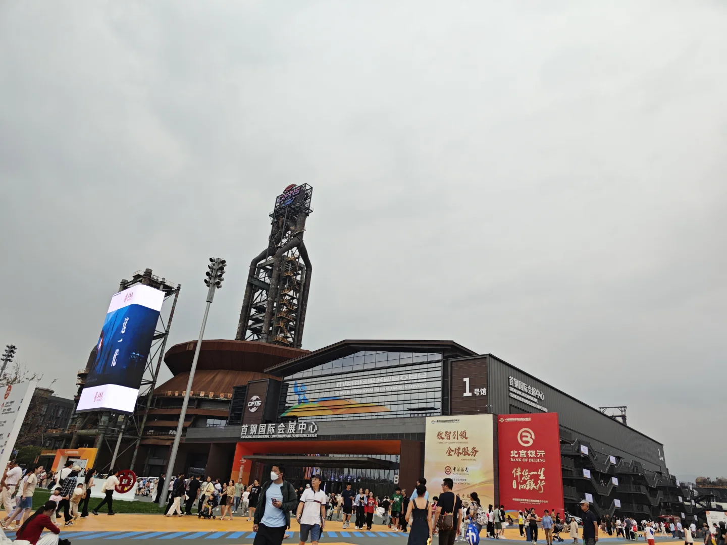 周末的服贸会人太多了