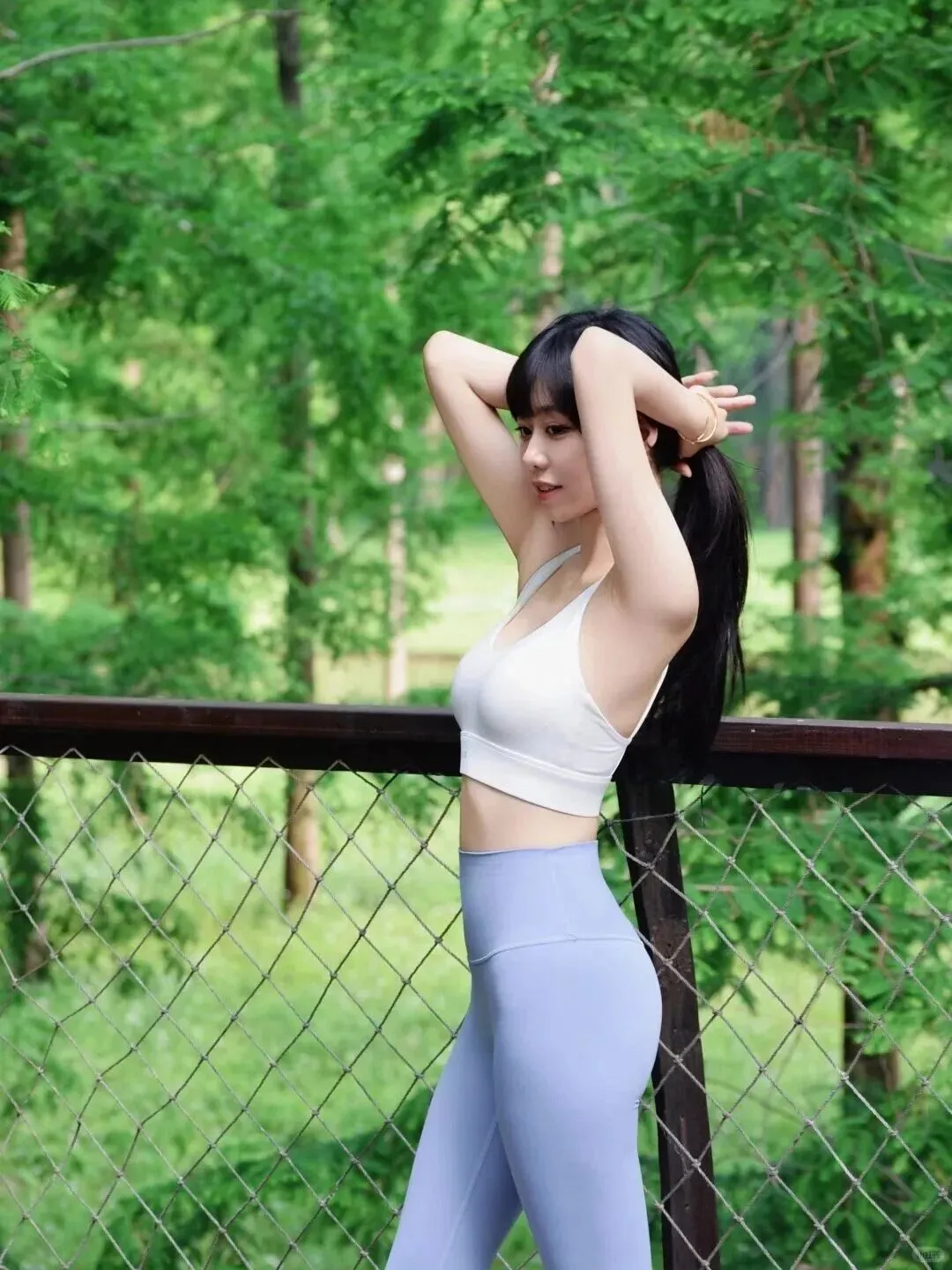 蓝色瑜伽裤+白色吊带的美丽女孩✨