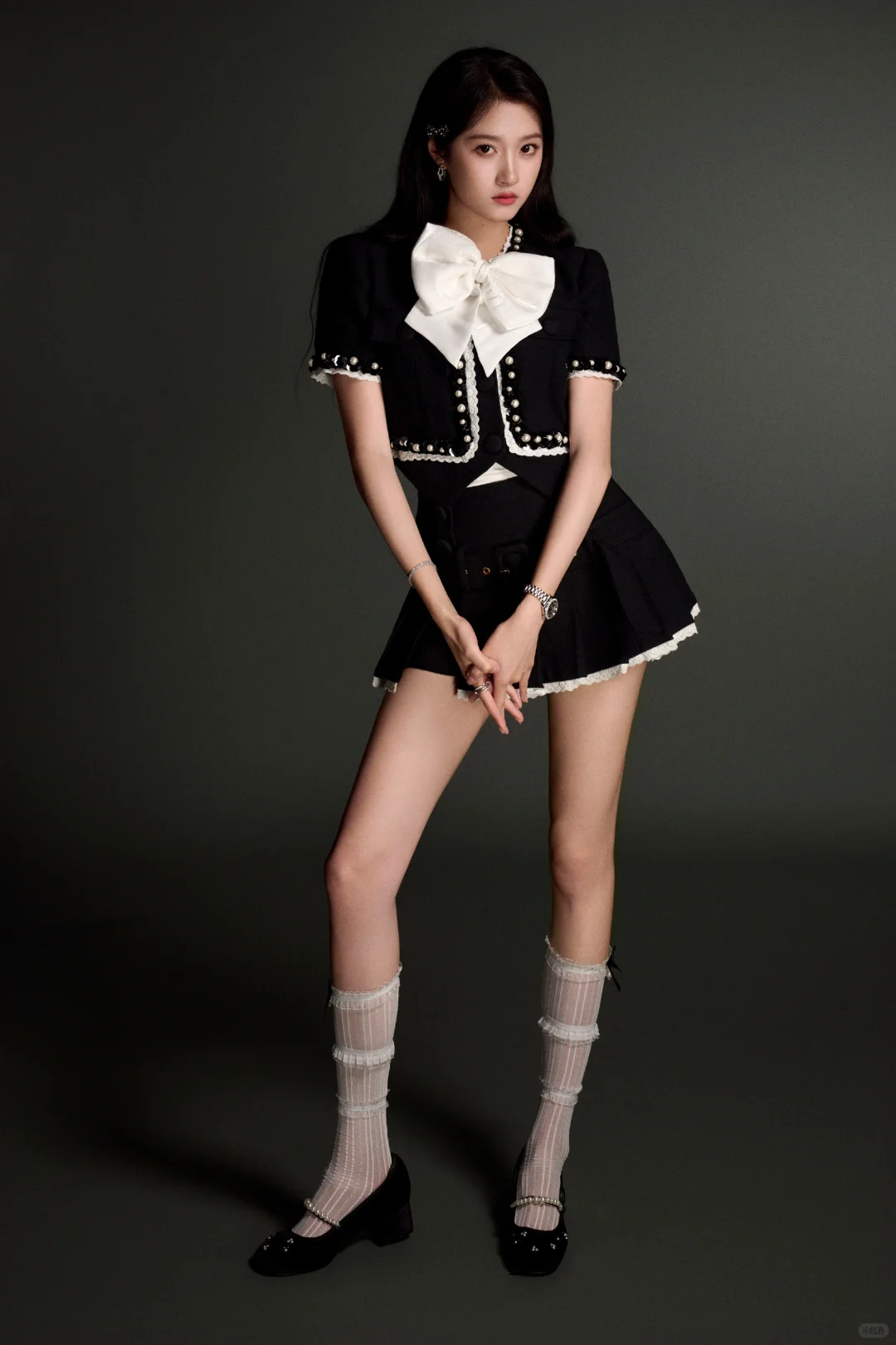 关晓彤，如黑夜中的一束光，美腿玉足好迷人