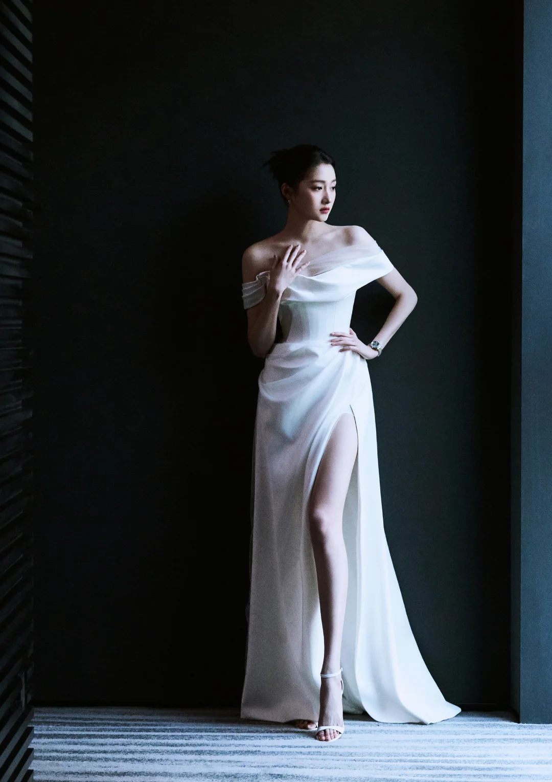 关晓彤，如黑夜中的一束光，美腿玉足好迷人