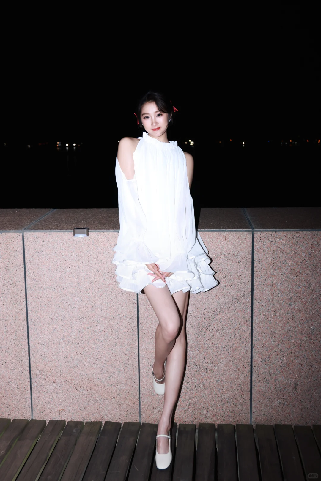 关晓彤，如黑夜中的一束光，美腿玉足好迷人