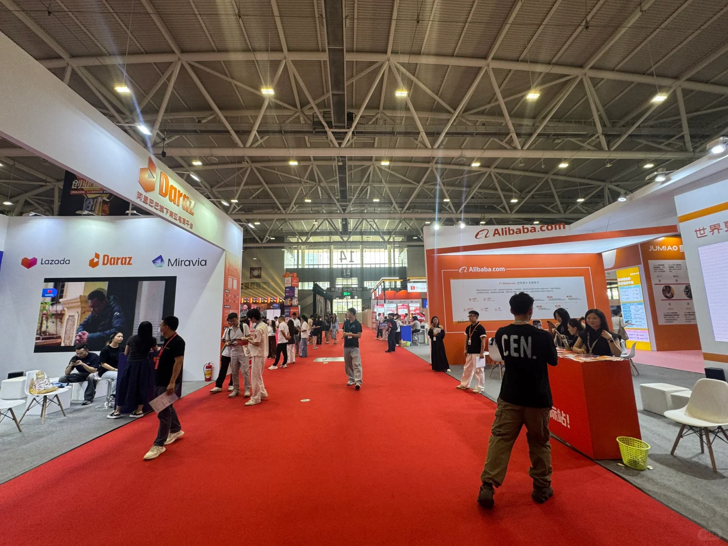 来跨境电商展了～阿里巴巴展台??