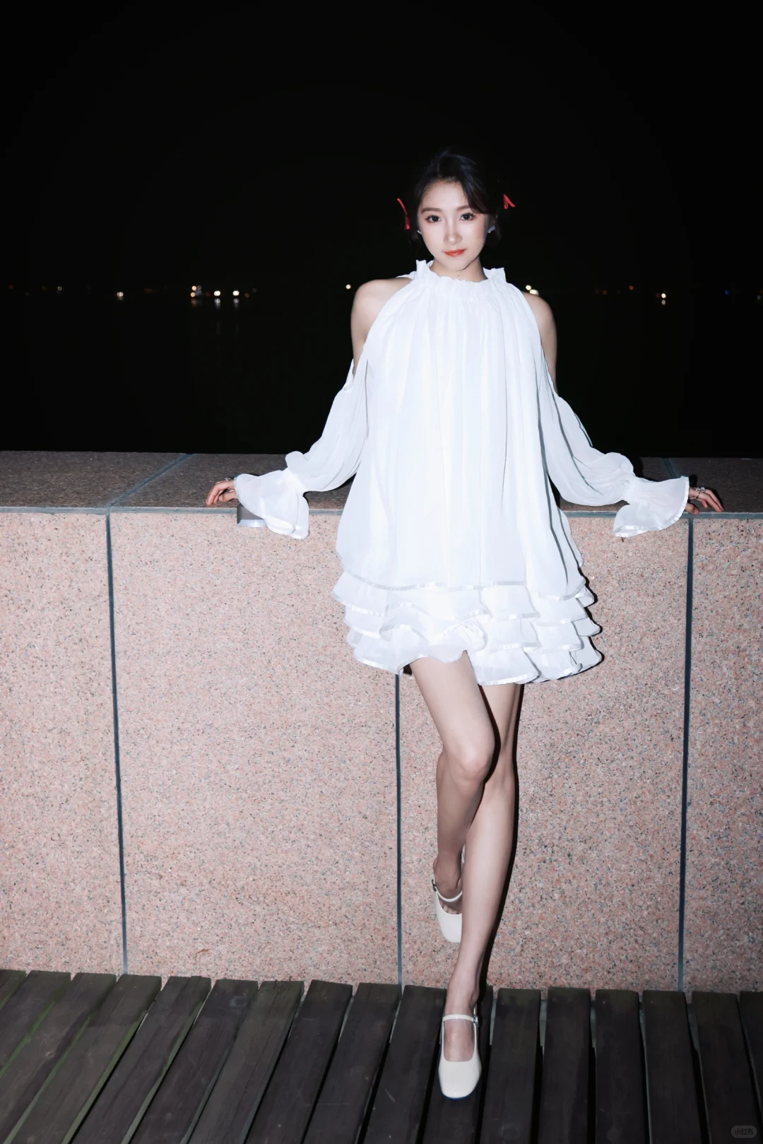 关晓彤，如黑夜中的一束光，美腿玉足好迷人