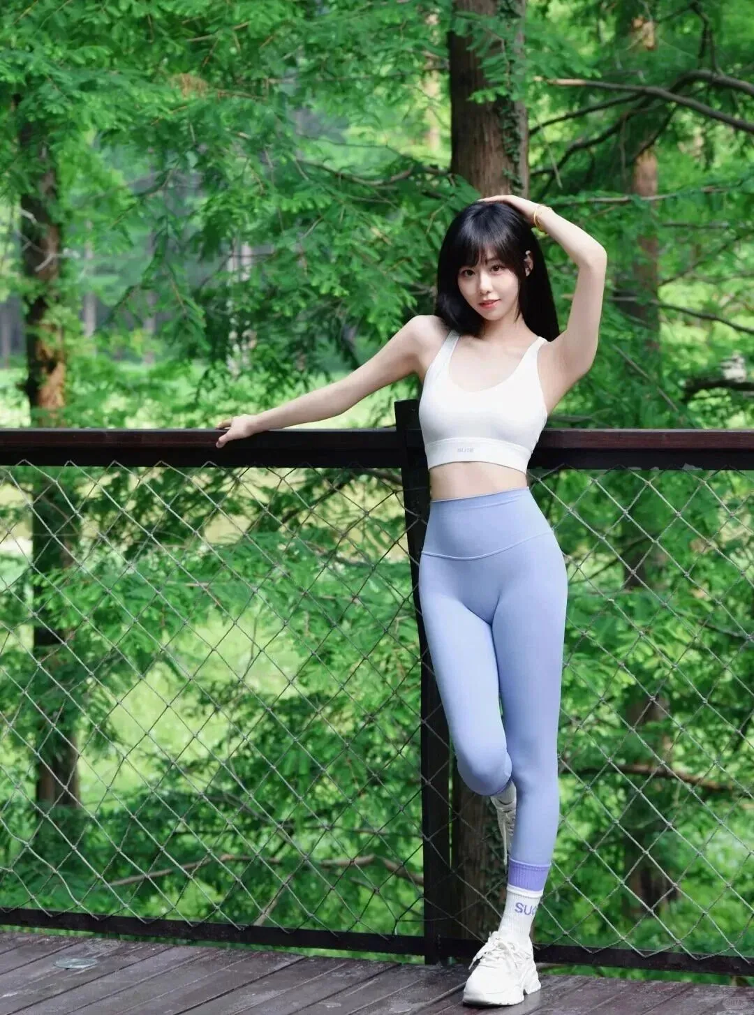 蓝色瑜伽裤+白色吊带的美丽女孩✨