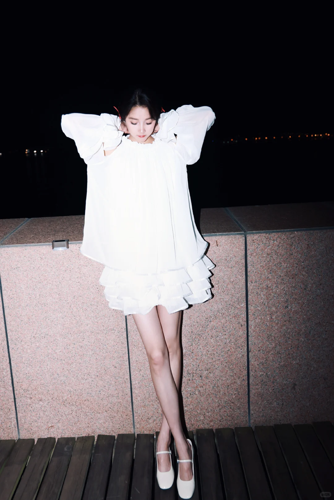 关晓彤，如黑夜中的一束光，美腿玉足好迷人