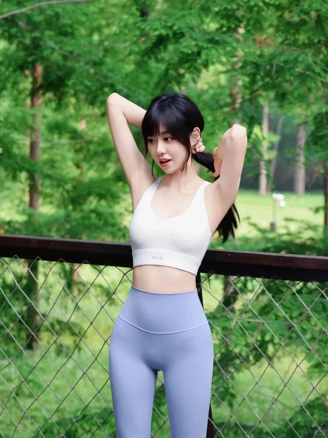 蓝色瑜伽裤+白色吊带的美丽女孩✨