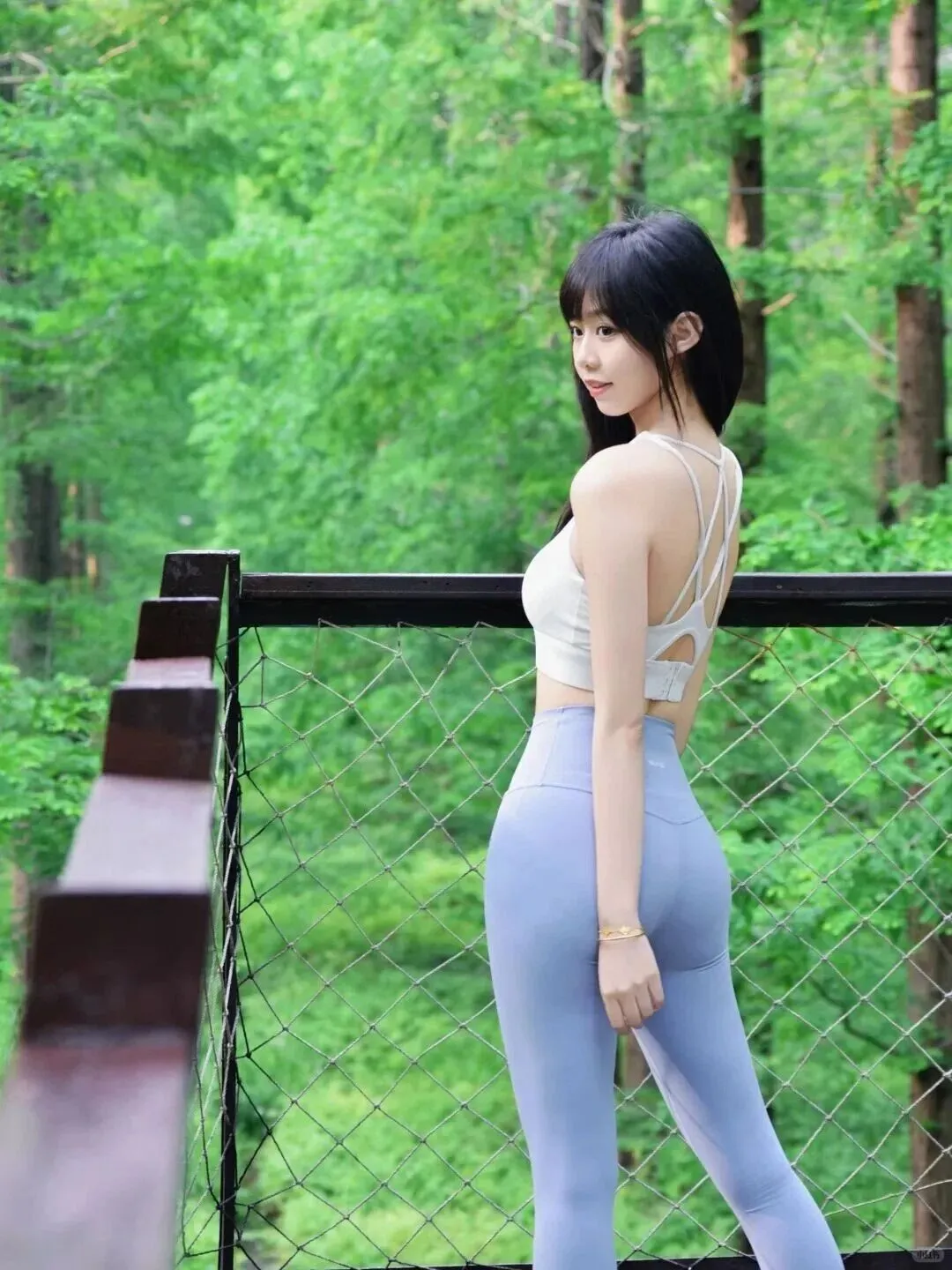 蓝色瑜伽裤+白色吊带的美丽女孩✨