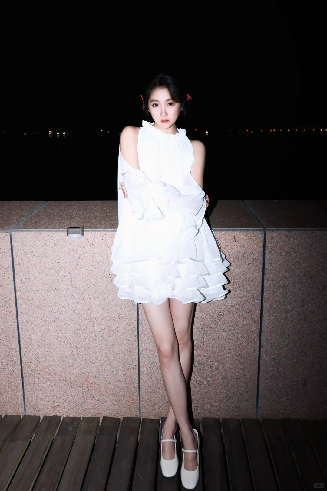 关晓彤，如黑夜中的一束光，美腿玉足好迷人