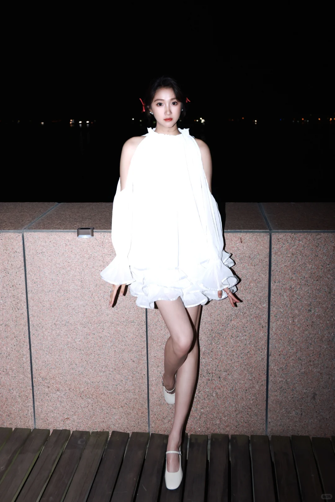 关晓彤，如黑夜中的一束光，美腿玉足好迷人