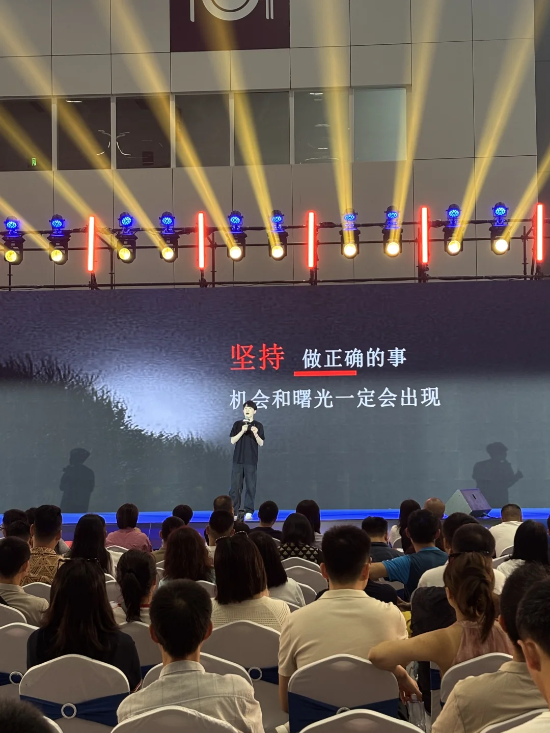 来跨境电商展了～阿里巴巴展台??