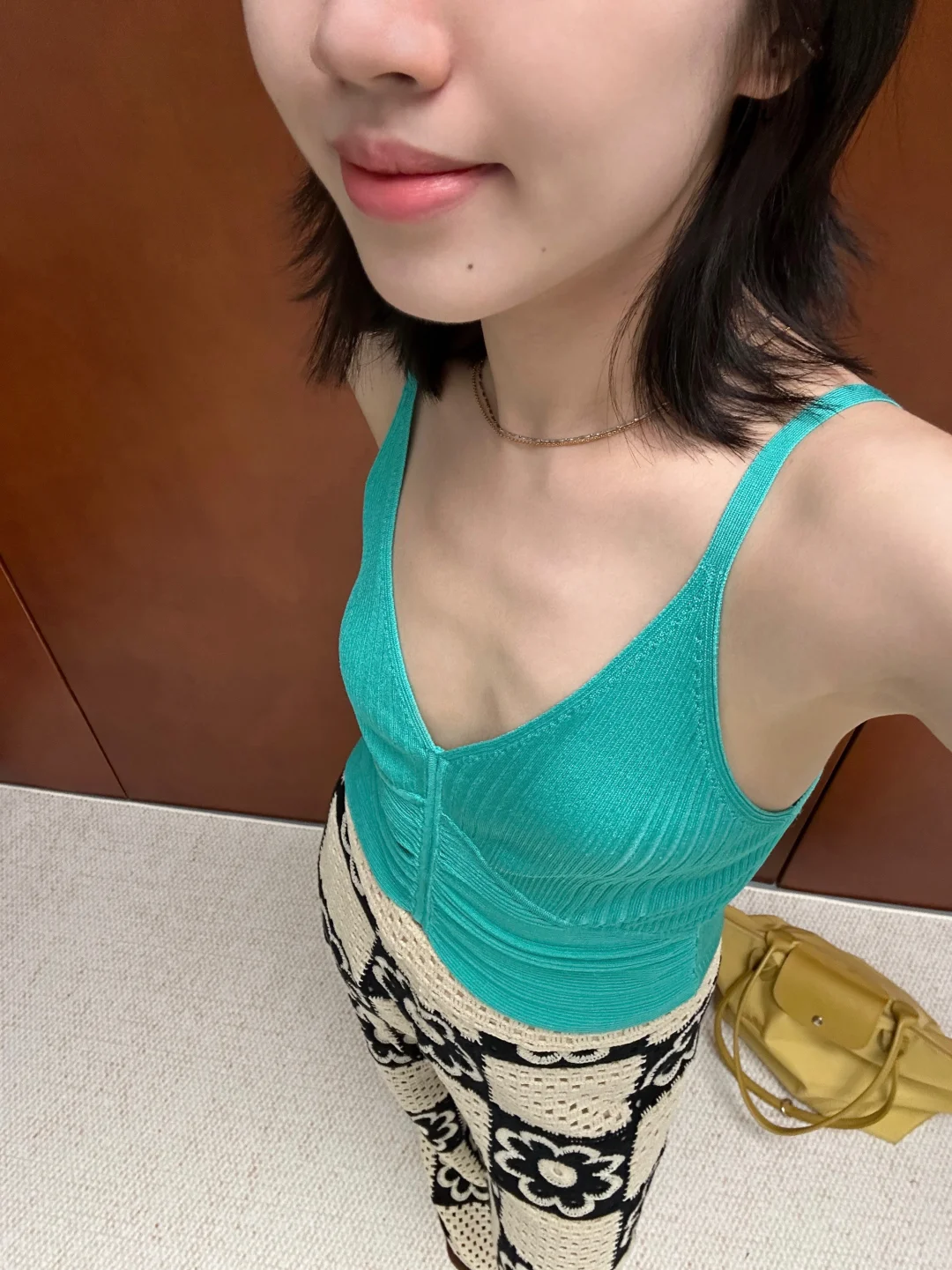 不高且平胸 但我穿着亮亮的颜色??