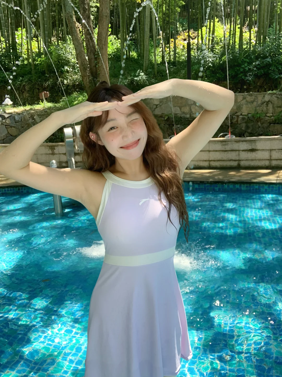 夏天就是要去泳池玩水啊?