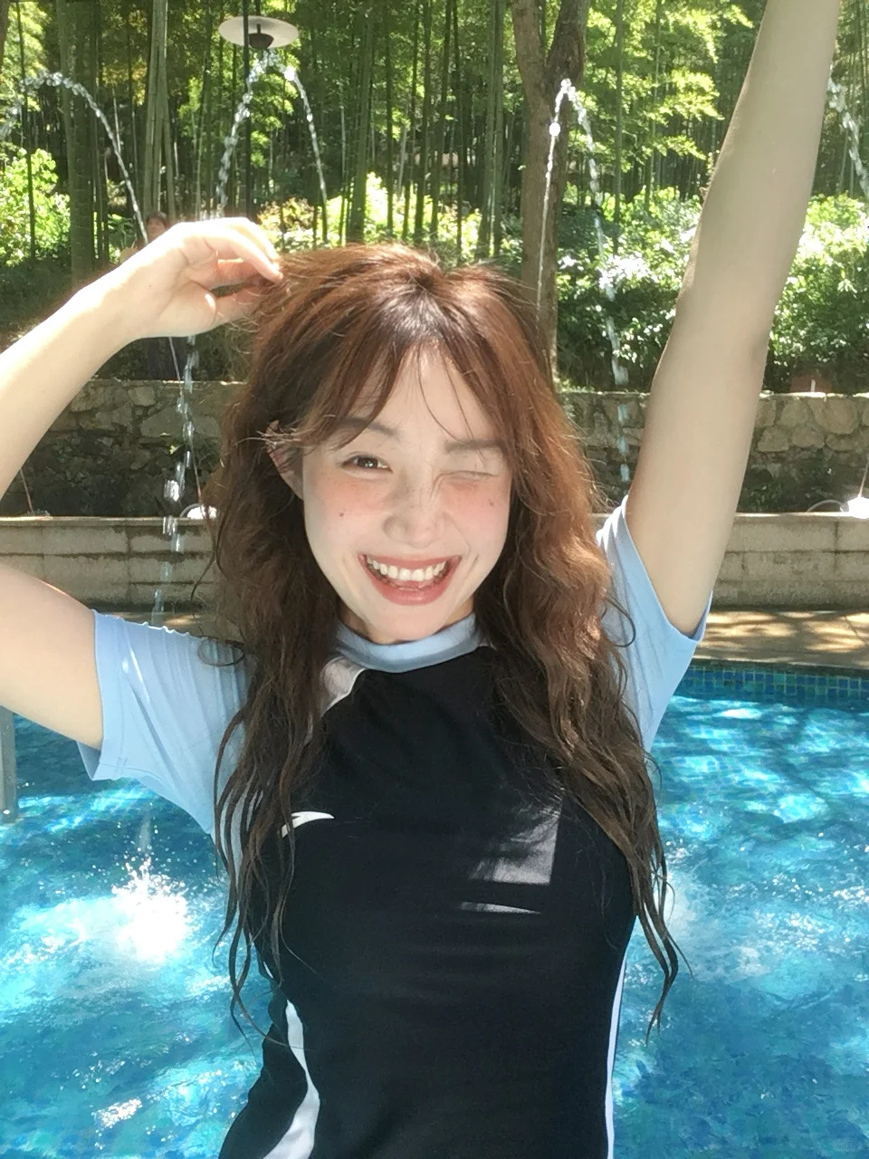 夏天就是要去泳池玩水啊?