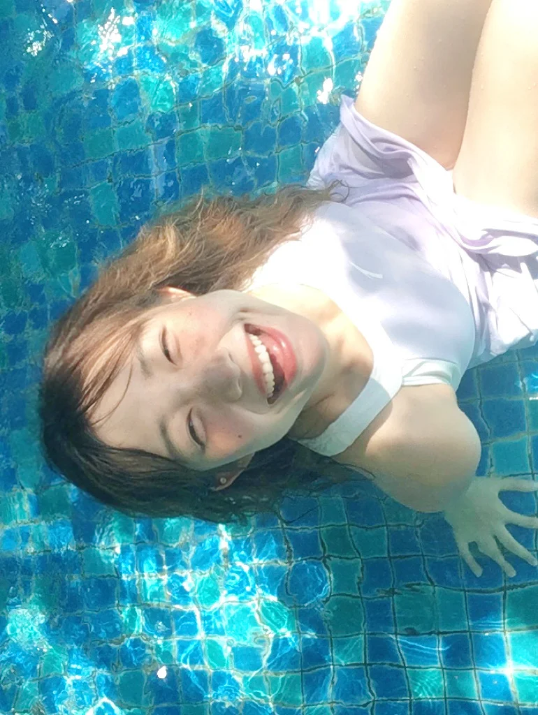 夏天就是要去泳池玩水啊?