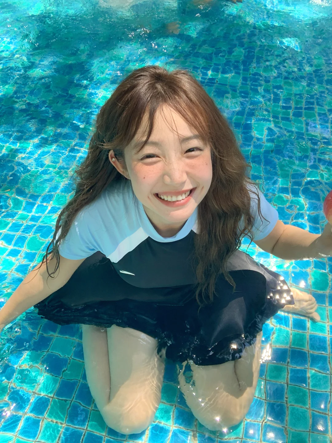 夏天就是要去泳池玩水啊?