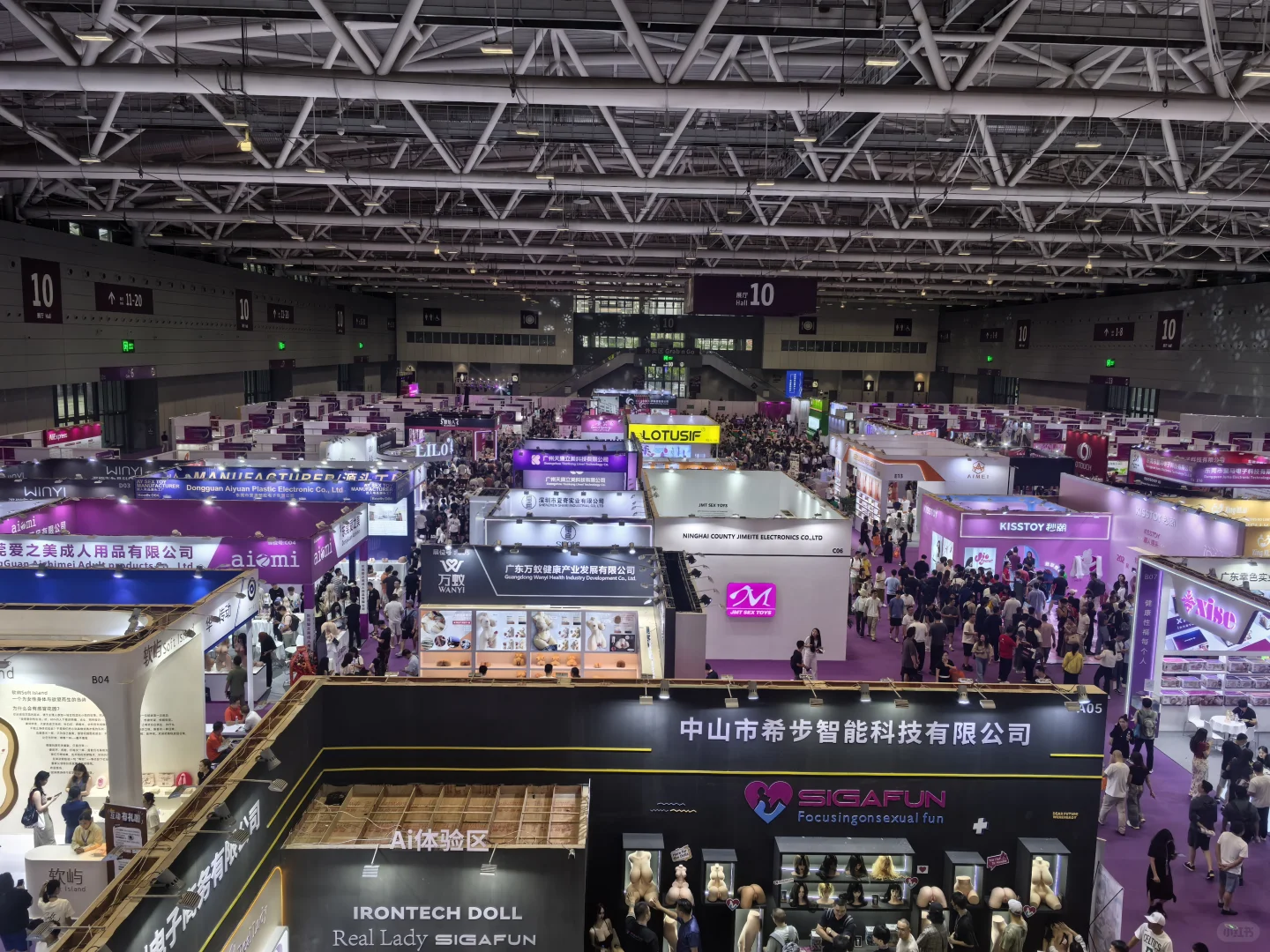 成人展比跨境展的人多多了